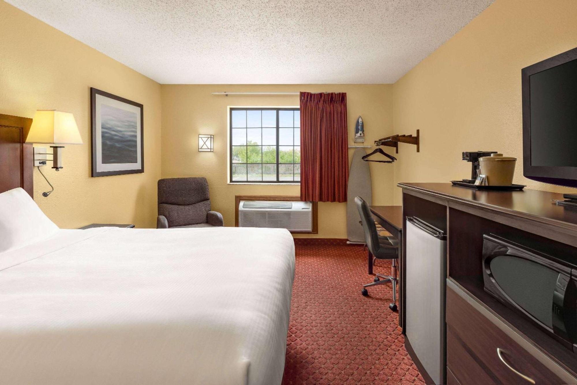 Baymont By Wyndham Cedar Rapids Hotel Buitenkant foto