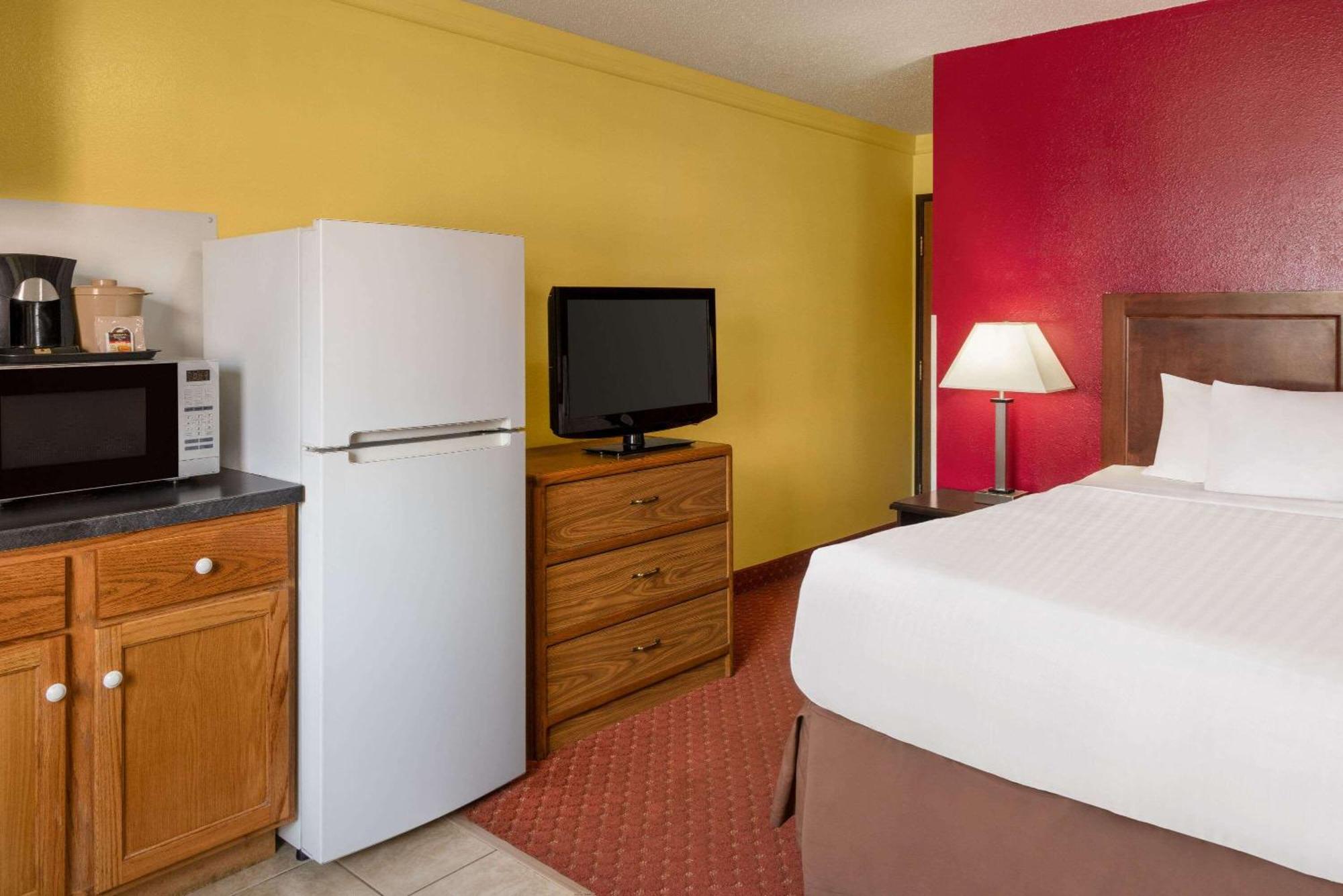 Baymont By Wyndham Cedar Rapids Hotel Buitenkant foto