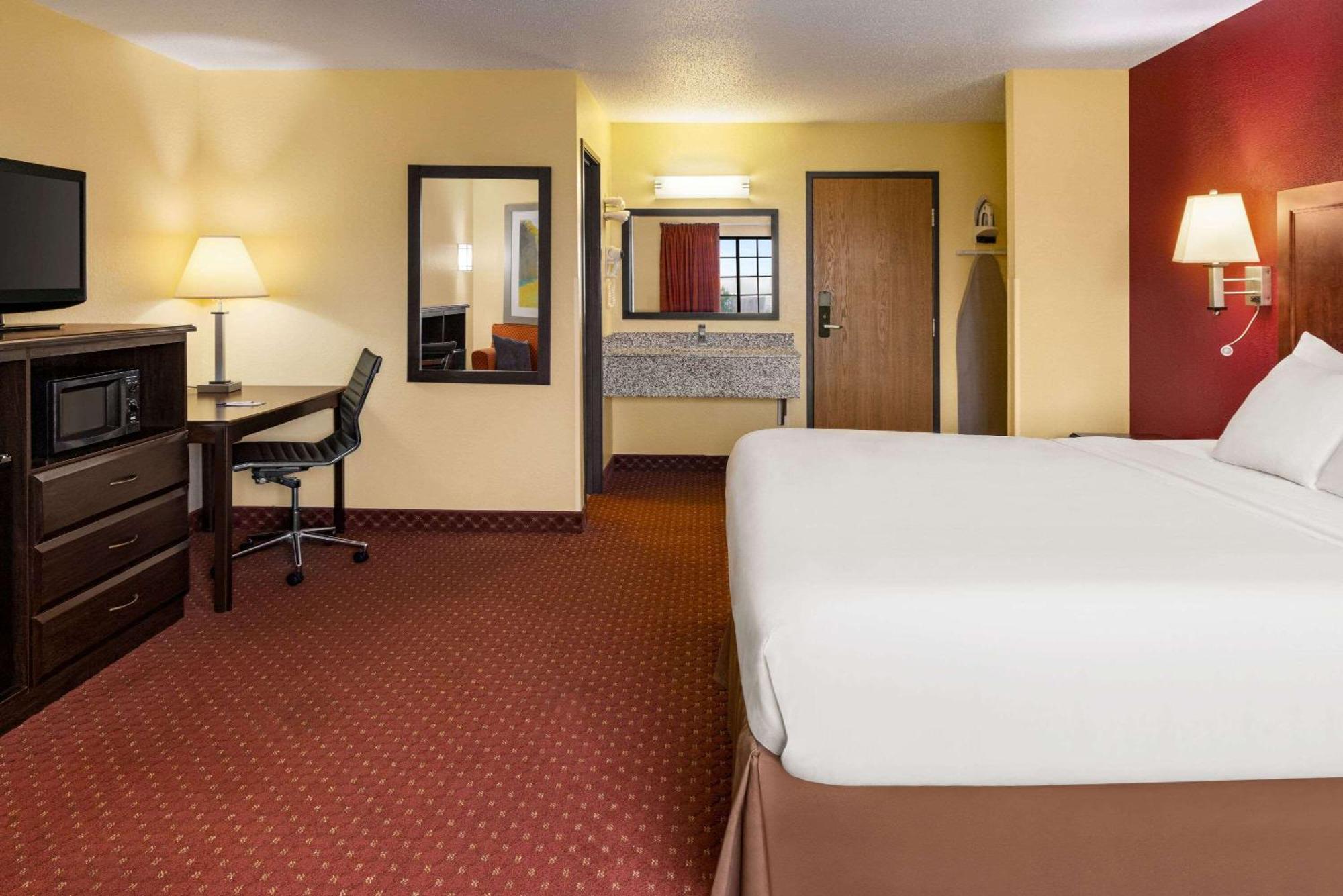 Baymont By Wyndham Cedar Rapids Hotel Buitenkant foto