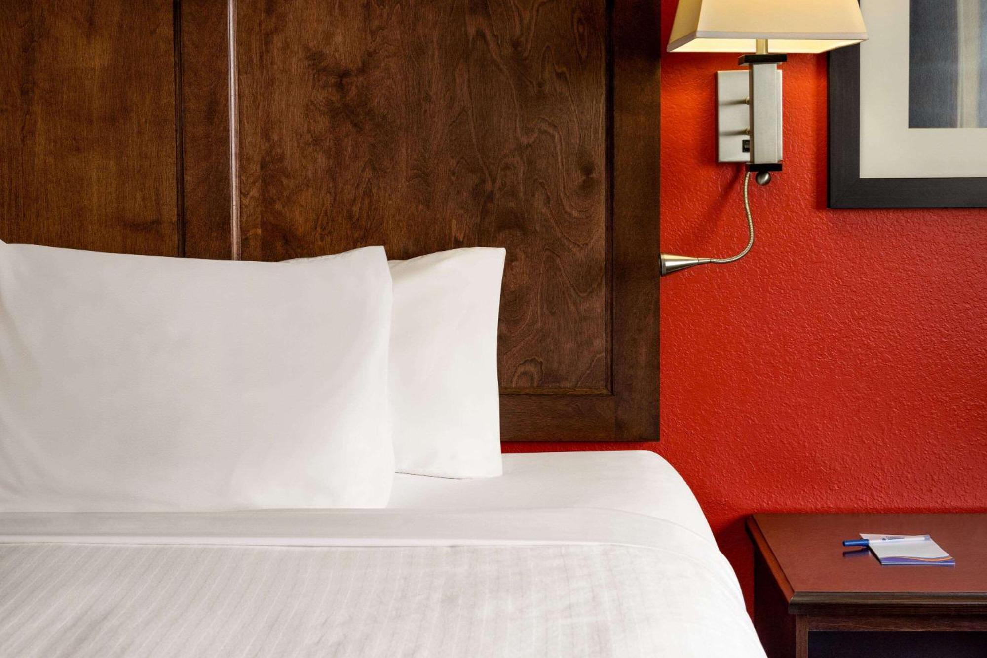 Baymont By Wyndham Cedar Rapids Hotel Buitenkant foto