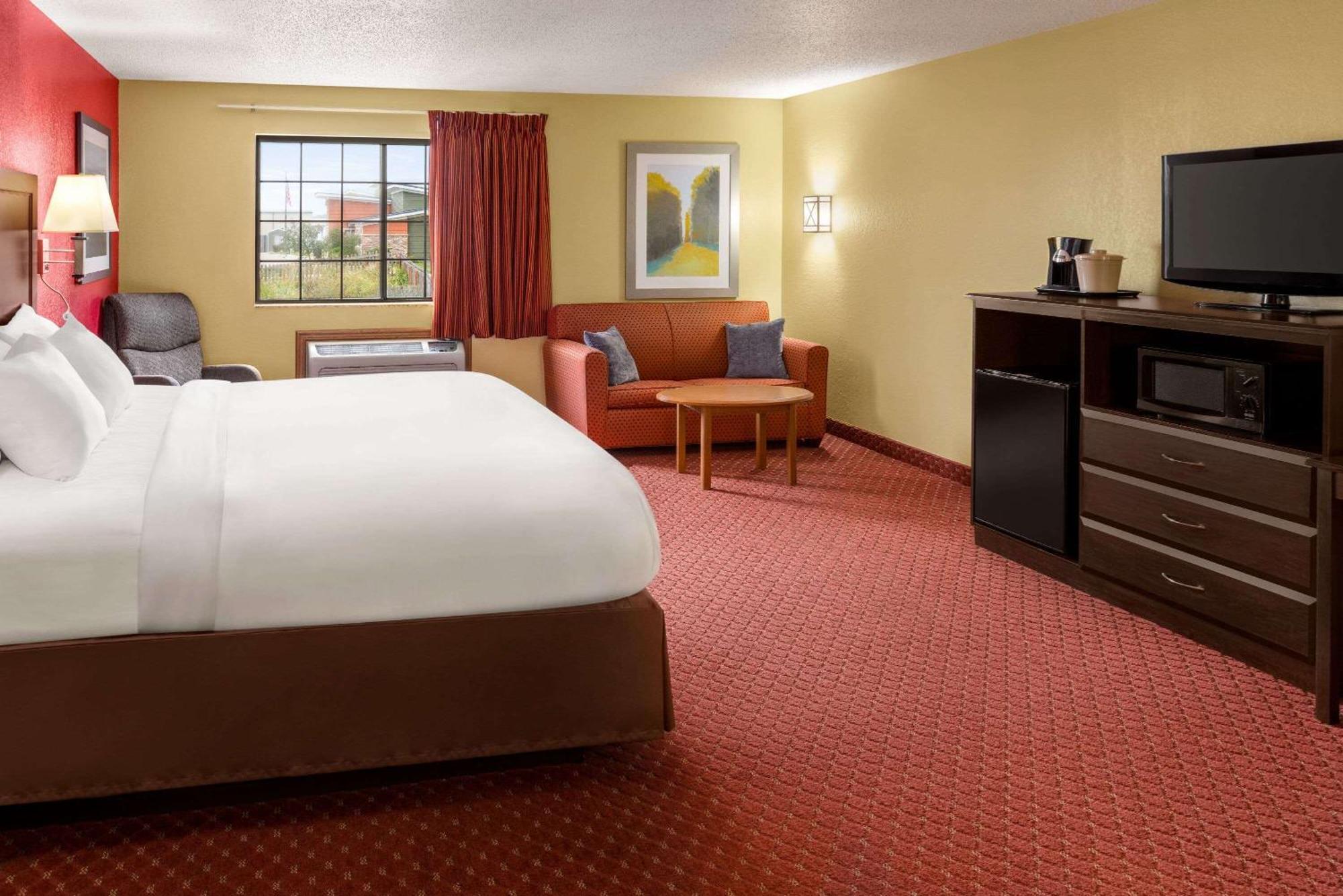 Baymont By Wyndham Cedar Rapids Hotel Buitenkant foto