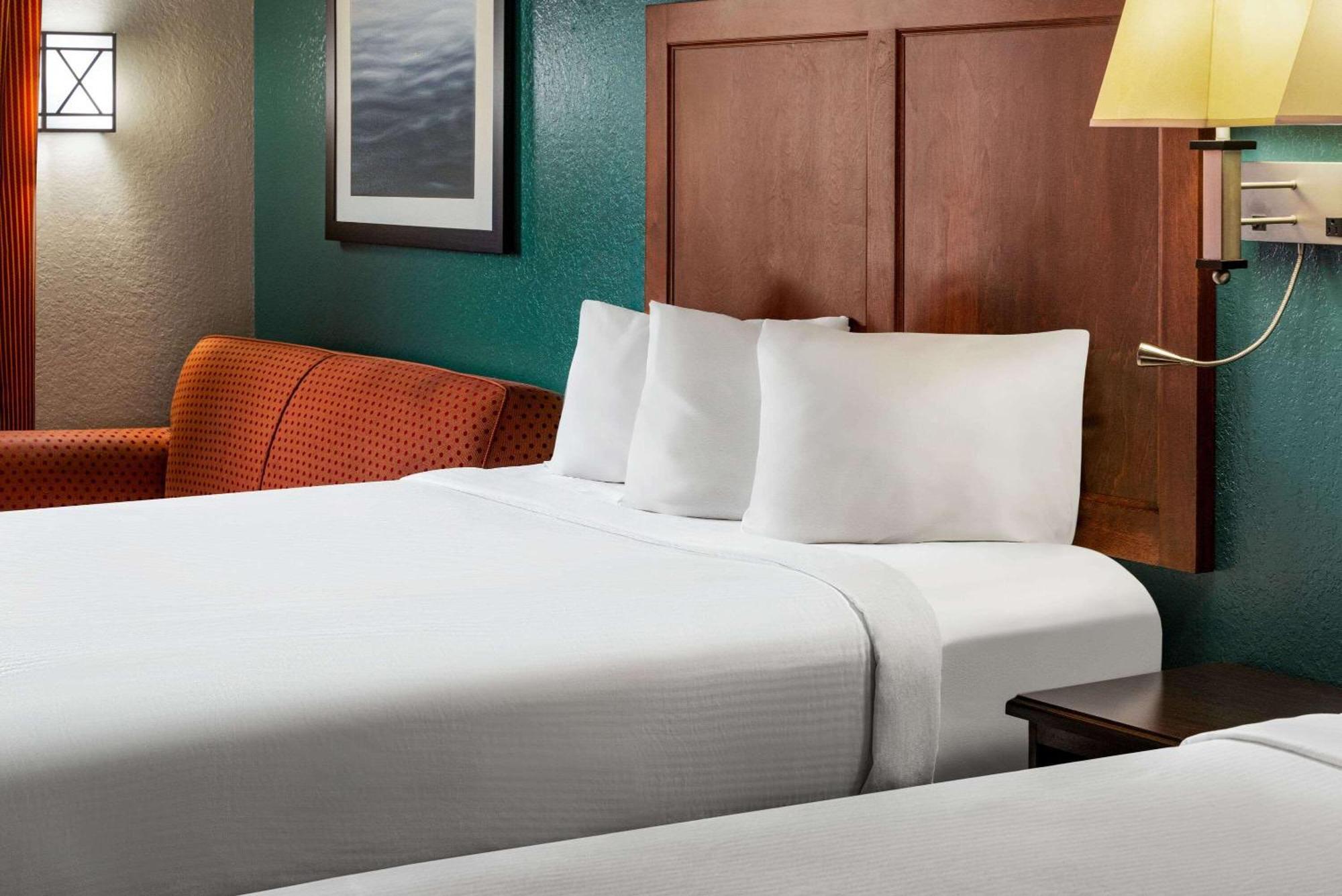 Baymont By Wyndham Cedar Rapids Hotel Buitenkant foto
