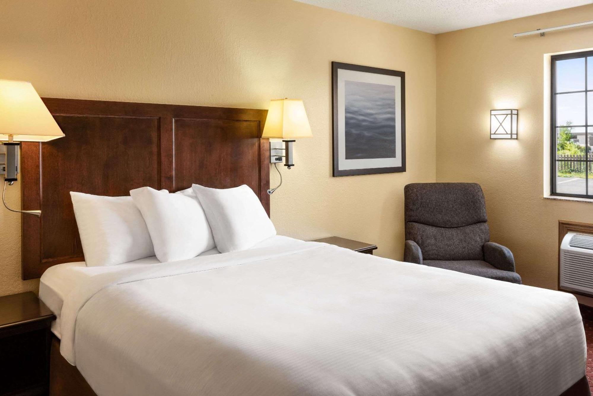 Baymont By Wyndham Cedar Rapids Hotel Buitenkant foto