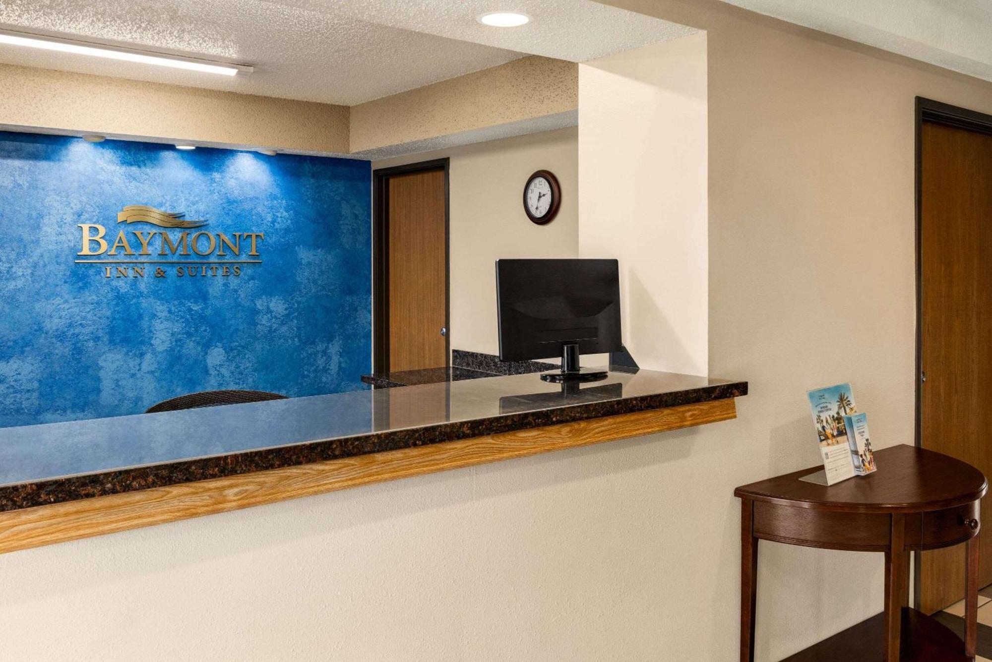 Baymont By Wyndham Cedar Rapids Hotel Buitenkant foto