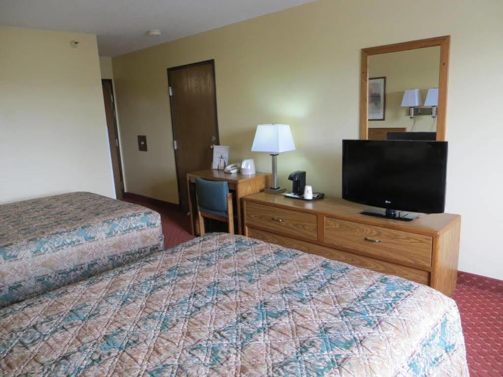 Baymont By Wyndham Cedar Rapids Hotel Buitenkant foto