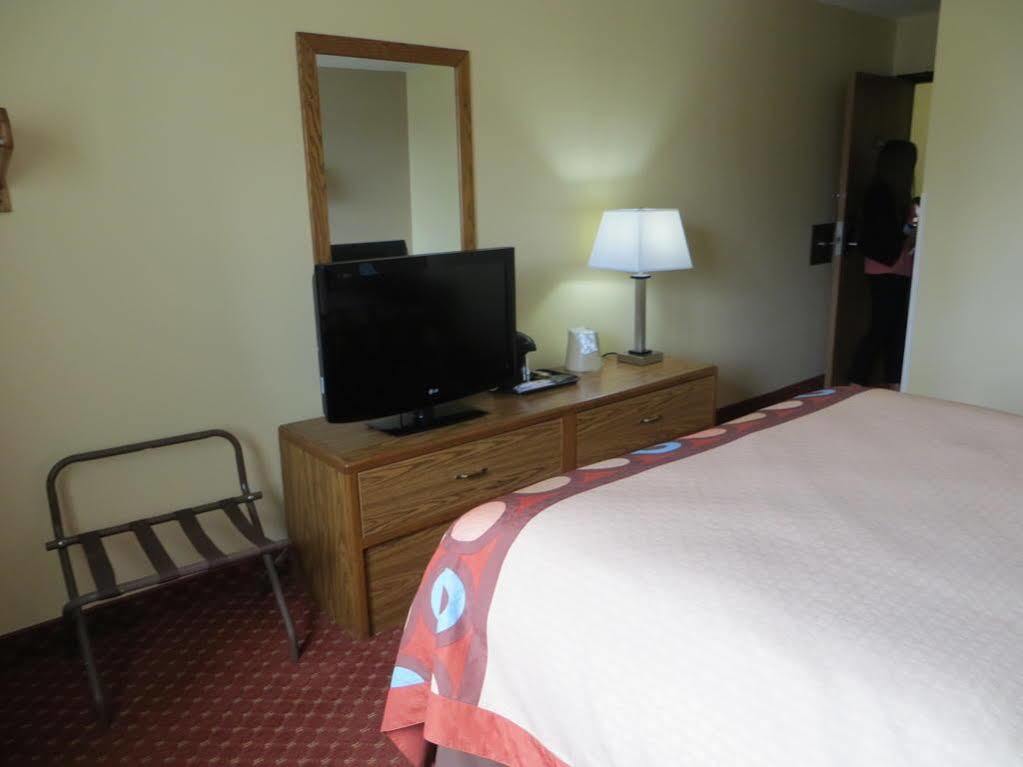 Baymont By Wyndham Cedar Rapids Hotel Buitenkant foto