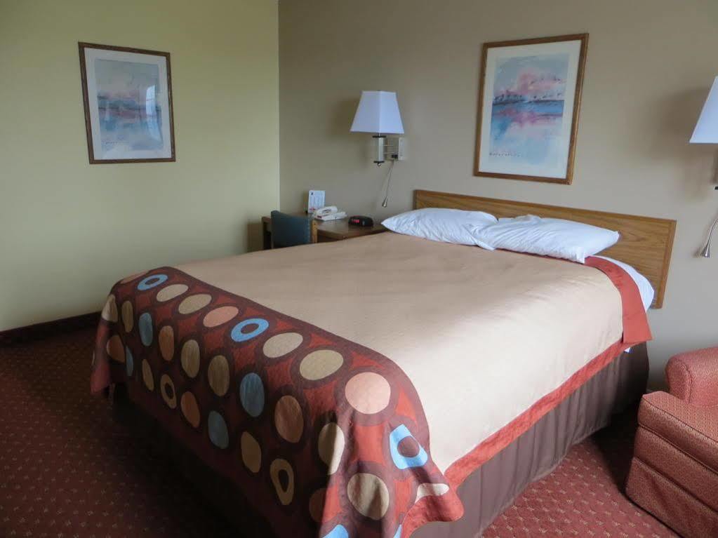Baymont By Wyndham Cedar Rapids Hotel Buitenkant foto